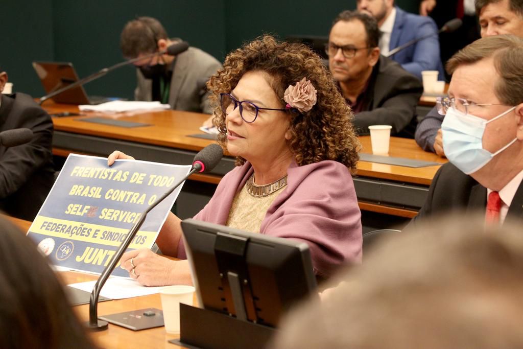 Sobre a falta de medicamentos no PS, Perpétua questiona governador: “cadê o dinheiro, Gladson?”